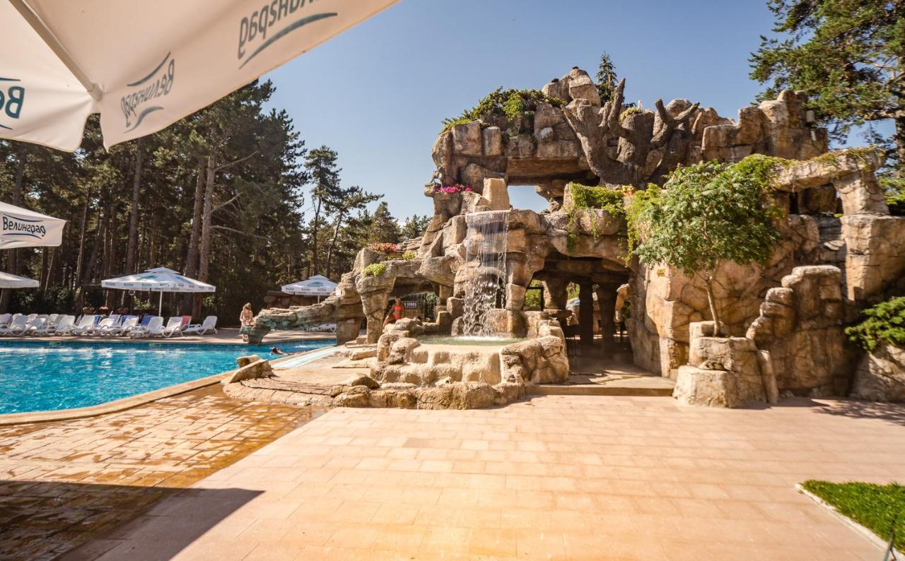 Spa Hotel Dvoretsa Velingrad Eksteriør billede The resort's swimming pool