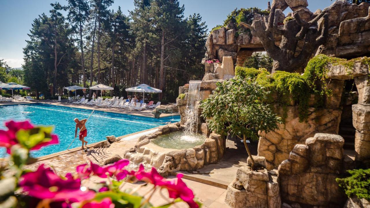 Spa Hotel Dvoretsa Velingrad Eksteriør billede The swimming pool at the Hotel