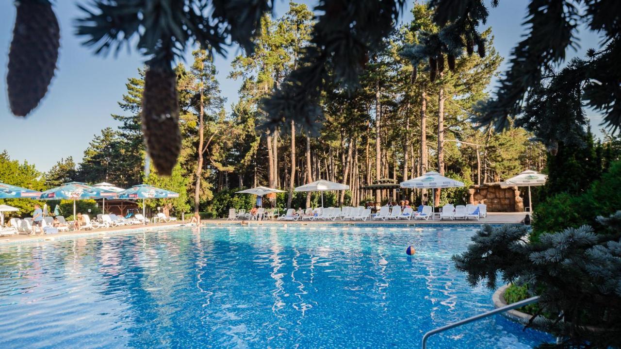Spa Hotel Dvoretsa Velingrad Eksteriør billede The swimming pool at the hotel