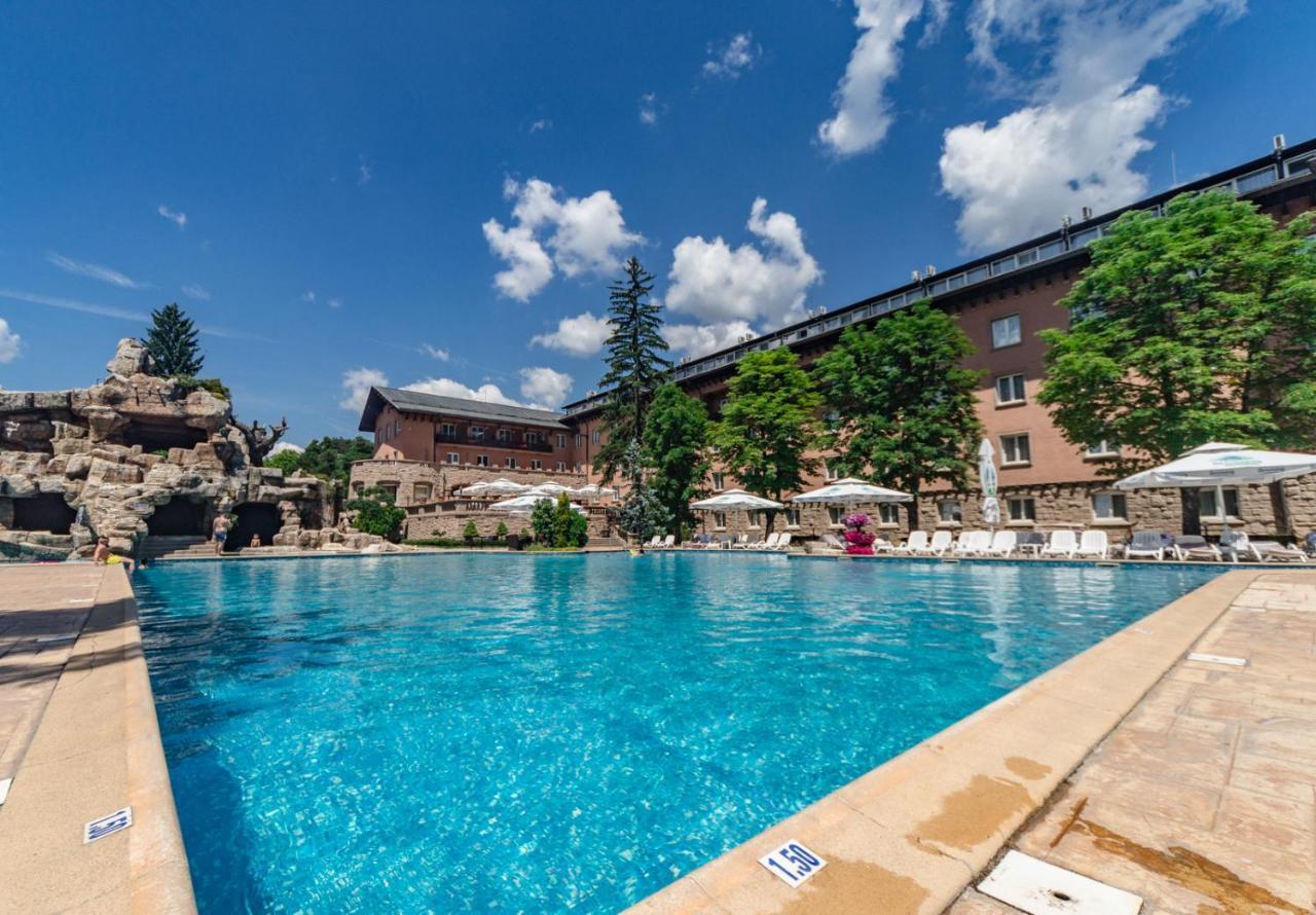 Spa Hotel Dvoretsa Velingrad Eksteriør billede The outdoor pool at the Hotel