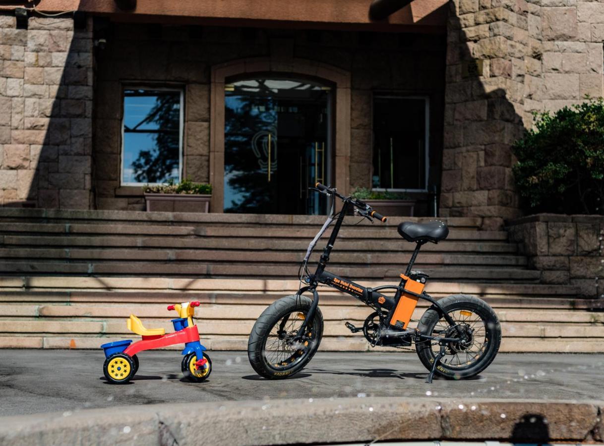 Spa Hotel Dvoretsa Velingrad Eksteriør billede A tricycle and a bicycle