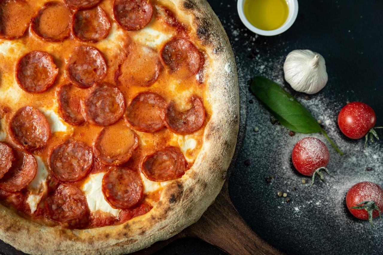 Spa Hotel Dvoretsa Velingrad Eksteriør billede Pepperoni pizza
