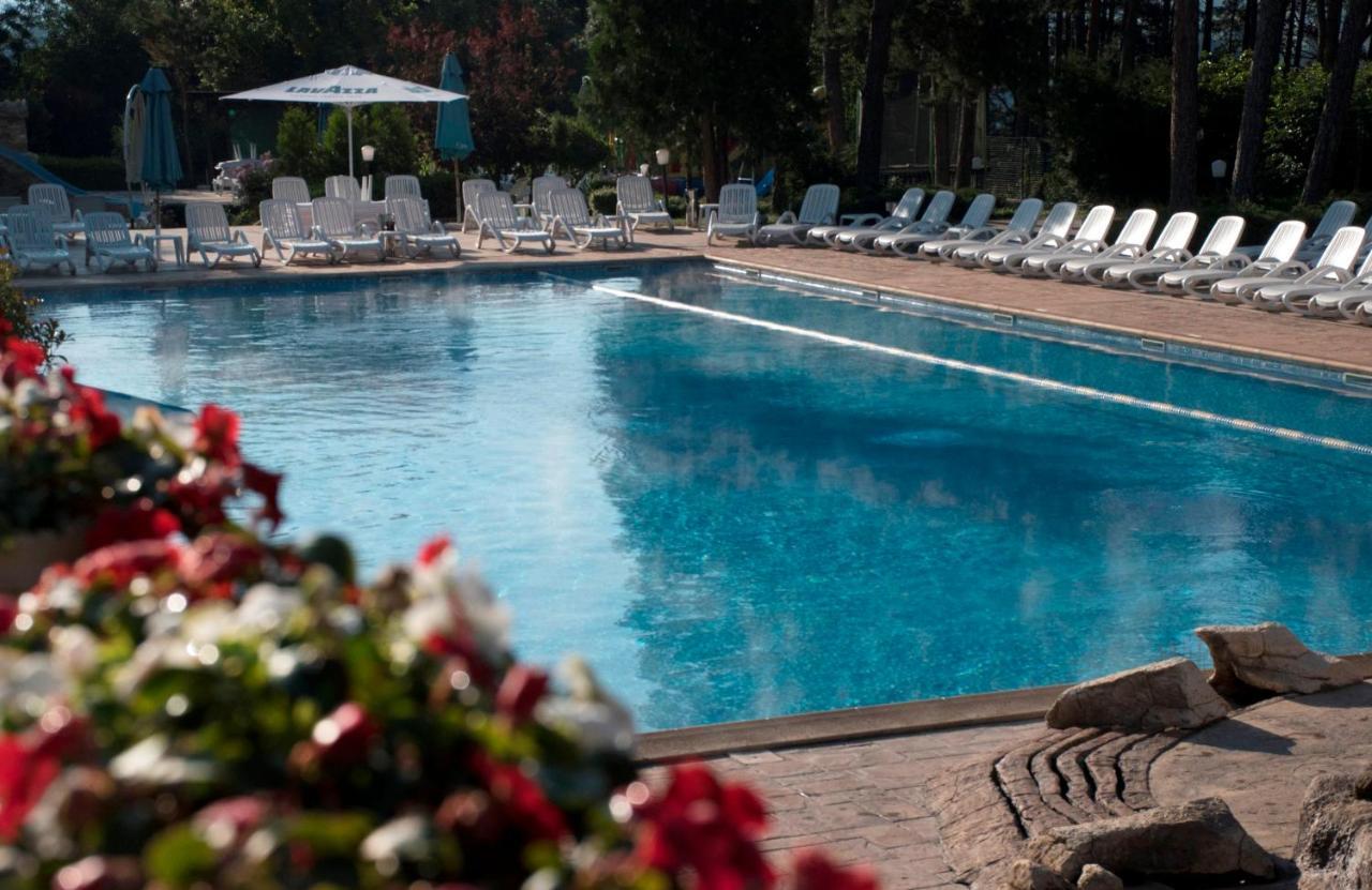 Spa Hotel Dvoretsa Velingrad Eksteriør billede The swimming pool at the hotel