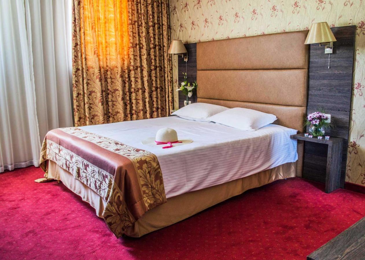 Spa Hotel Dvoretsa Velingrad Eksteriør billede A bedroom in a hotel