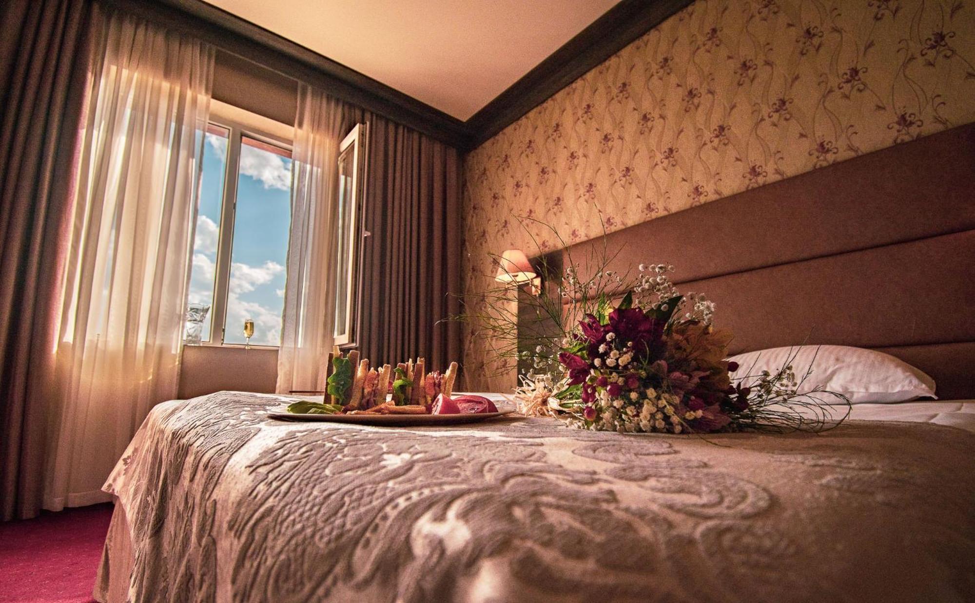 Spa Hotel Dvoretsa Velingrad Eksteriør billede A bedroom