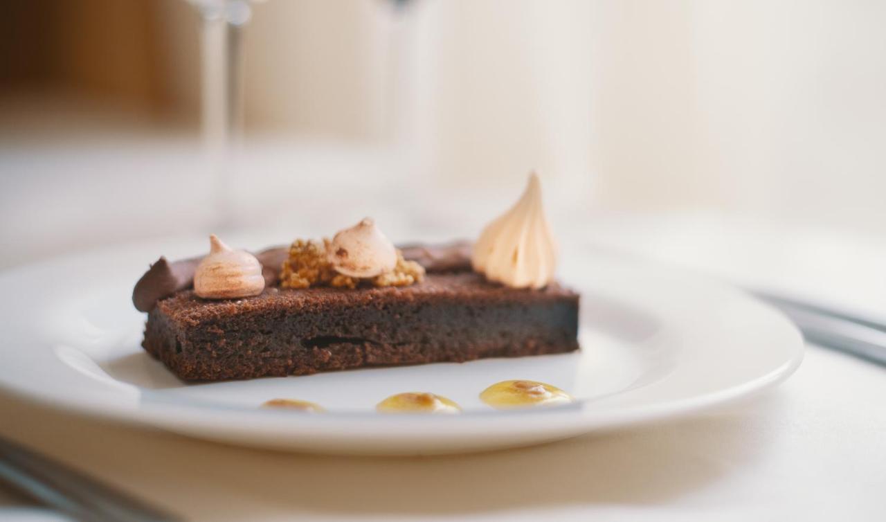 Spa Hotel Dvoretsa Velingrad Eksteriør billede A chocolate dessert